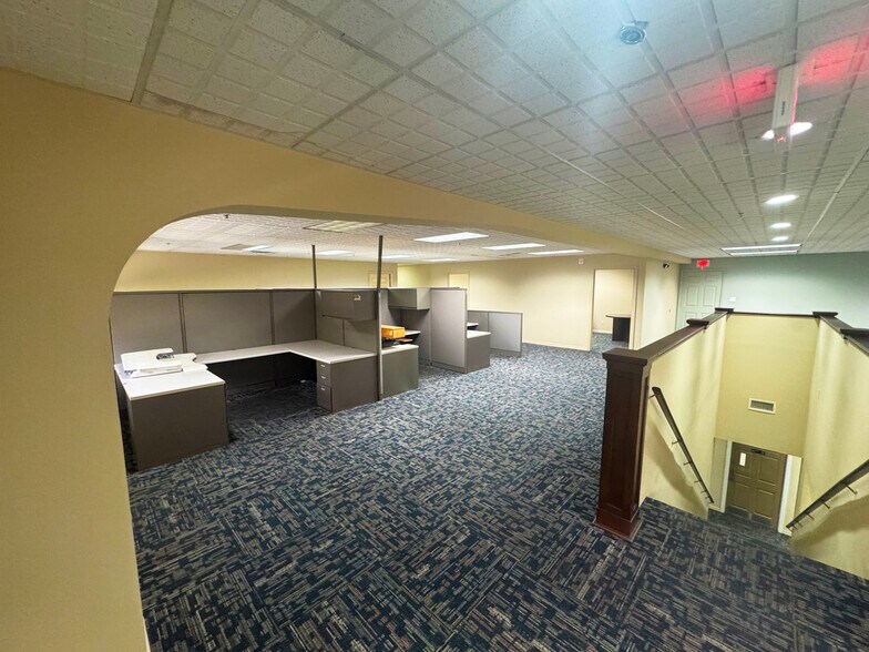 More Photos Of 901 Industrial Blvd, Naples Manufacturing For Sale