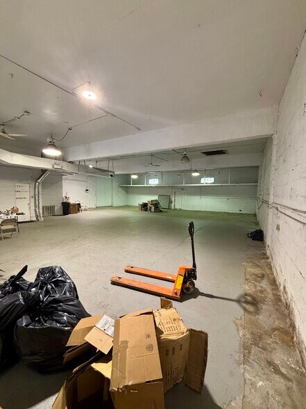 More Photos Of 81 N Forest Ave, Rockville Centre Showroom For Lease