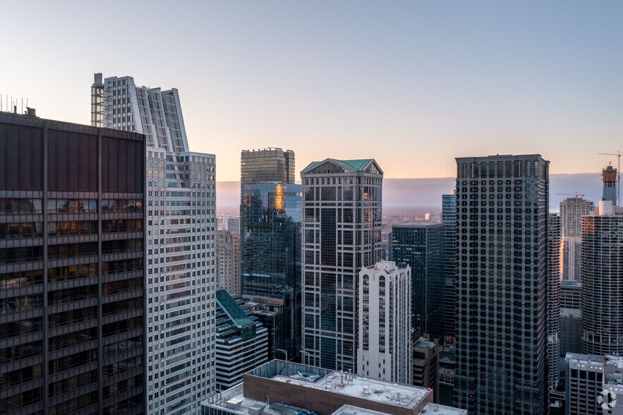 More Photos Of 77 W Wacker Dr, Chicago Office For Lease