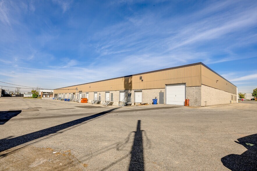 More Photos Of 3148-3178 Boul Industriel, Laval Flex For Lease