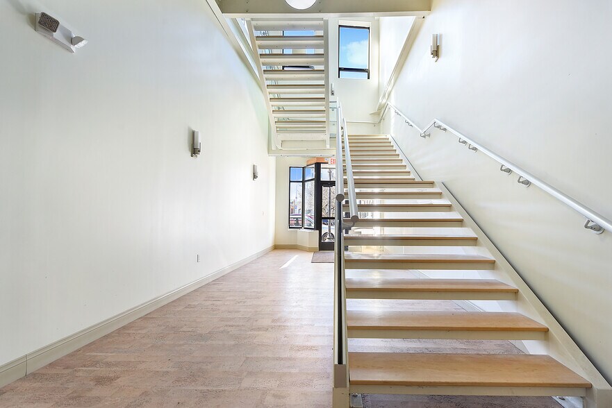 More Photos Of 200 N Highland Ave, Pittsburgh Storefront Retail Office For Lease