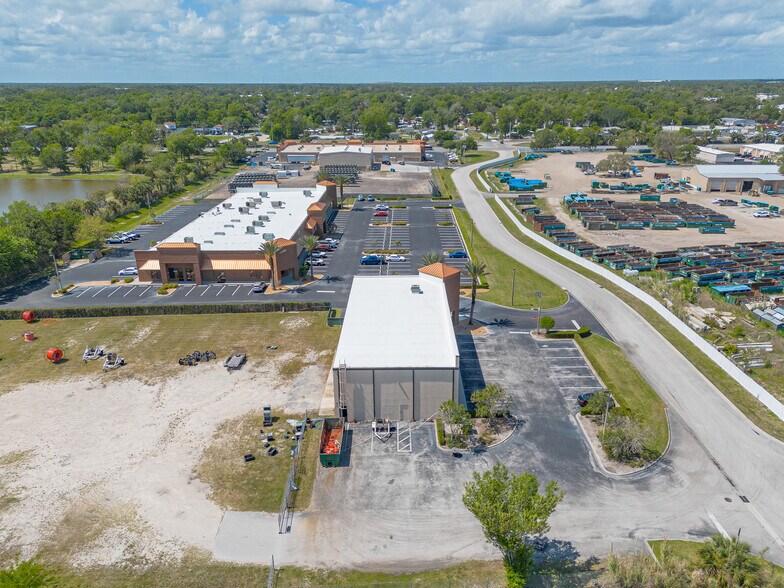 More Photos Of 905 Foster Way, South Daytona Warehouse For Lease