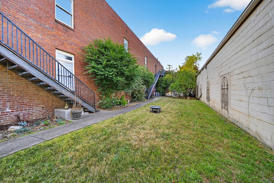 More Photos Of 109 7th Ave E, Springfield Flex For Sale