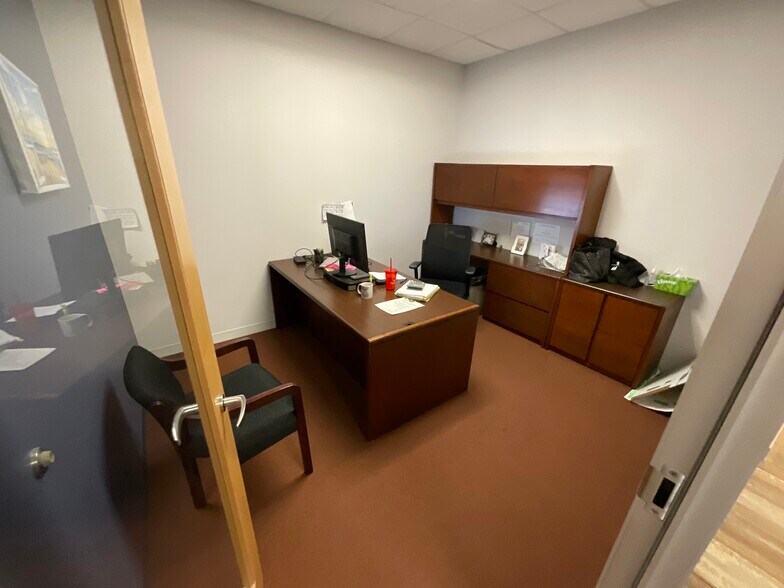 More Photos Of 2505 S Finley Rd, Lombard Office For Lease