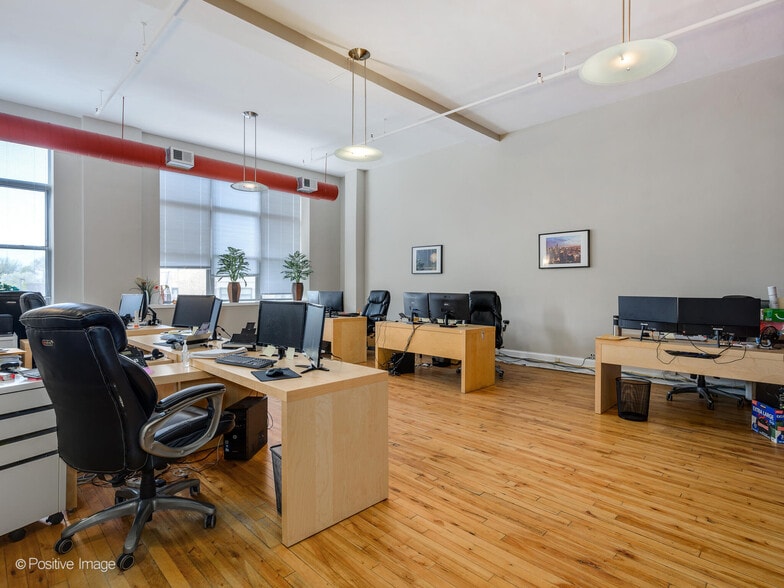 More Photos Of 3045-3047 N Lincoln Ave, Chicago Loft Creative Space For Lease