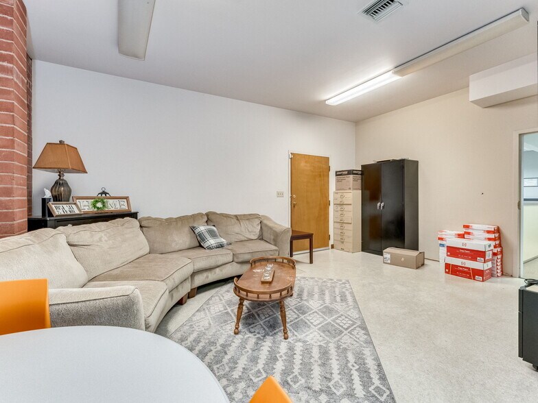 More Photos Of 1215 NE Baker St, Mcminnville Office For Sale