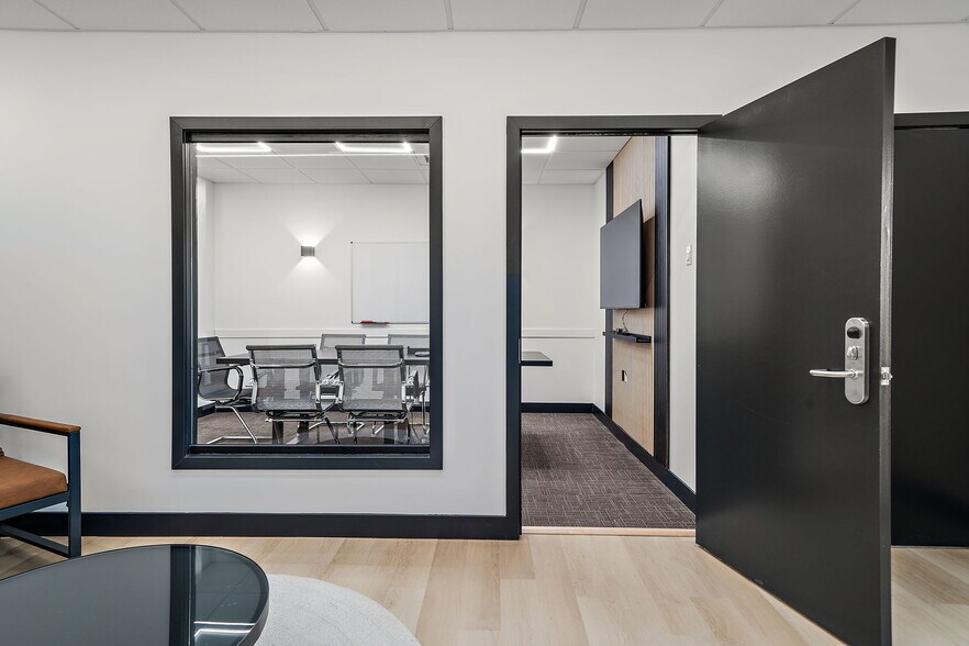 More Photos Of 3131 Boul de la Concorde E, Laval Coworking Space