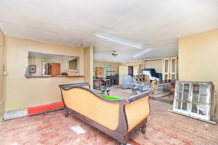 More Photos Of 2516 S Sanford Ave, Sanford Convenience Store For Sale