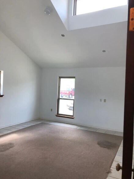 More Photos Of 1068 E Worthy St, Gonzales Office For Lease
