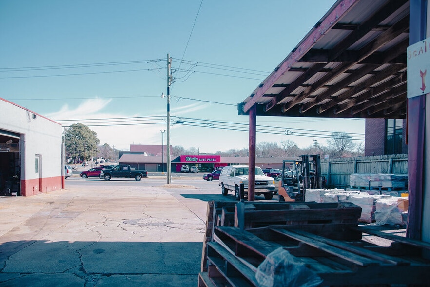 More Photos Of 601 S School Ave, Fayetteville Auto Repair For Sale
