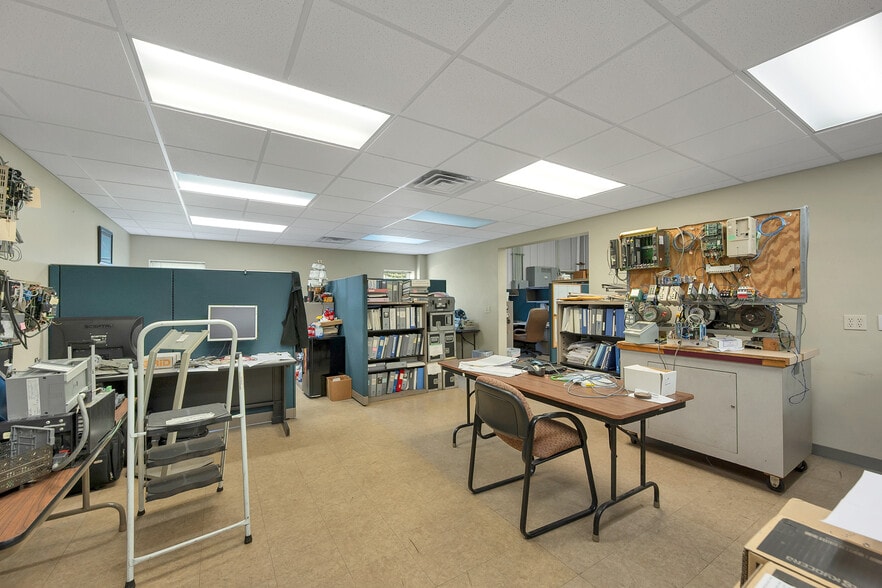 More Photos Of 1725 Suburban Dr, De Pere Manufacturing For Sale