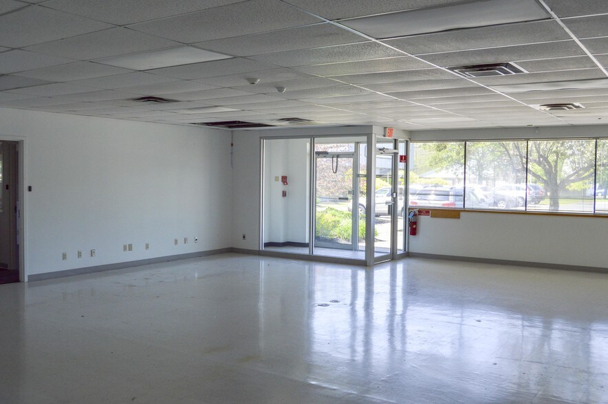 More Photos Of 301 Cayuga Rd, Cheektowaga Unknown For Lease