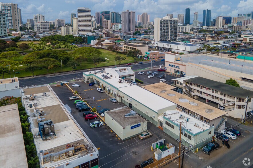 More Photos Of 2320 S King St, Honolulu Storefront For Lease