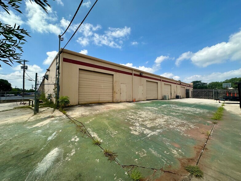 More Photos Of 4722 Shavano Oak, San Antonio Light Manufacturing For Sale