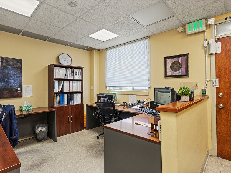 More Photos Of 1812 Victory Blvd, Glendale Flex For Sale