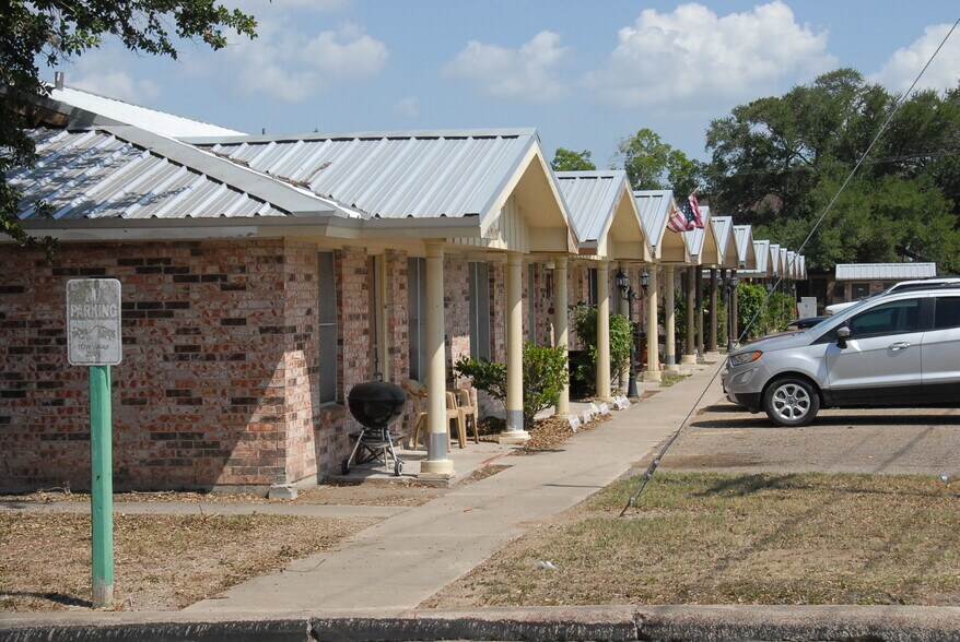 More Photos Of 1400 N Saint Marys St, Beeville Apartments For Sale