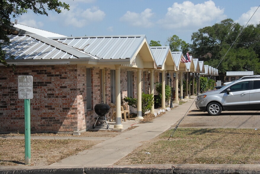More Photos Of 1400 N Saint Marys St, Beeville Apartments For Sale
