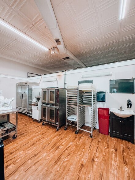 More Photos Of 104 W Main St, Clinton Restaurant For Lease