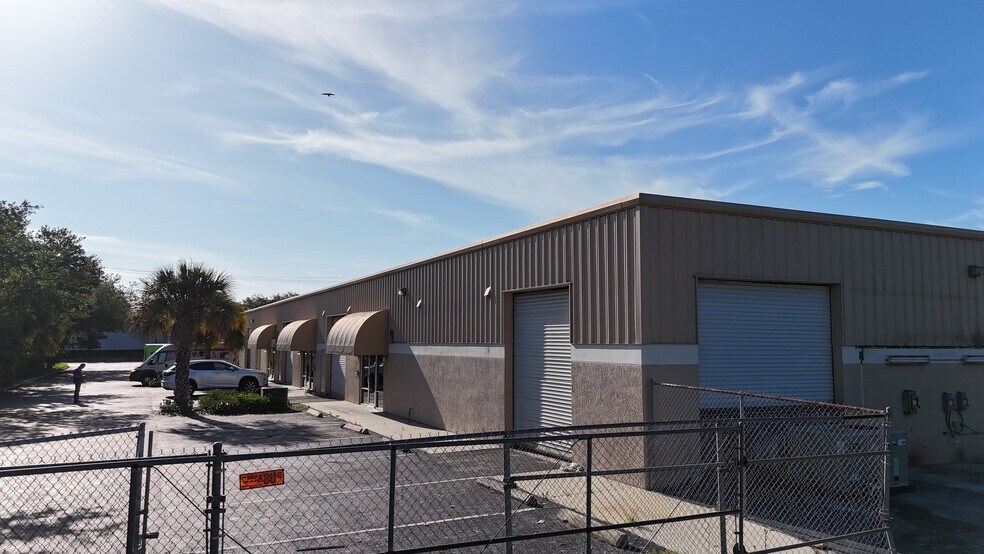 More Photos Of 1052-1060 Endeavor Ct, Nokomis Warehouse For Lease