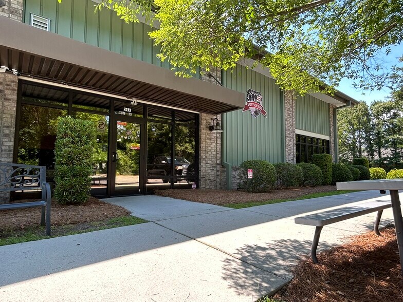 More Photos Of 547 Long Point Rd, Mount Pleasant Flex For Lease