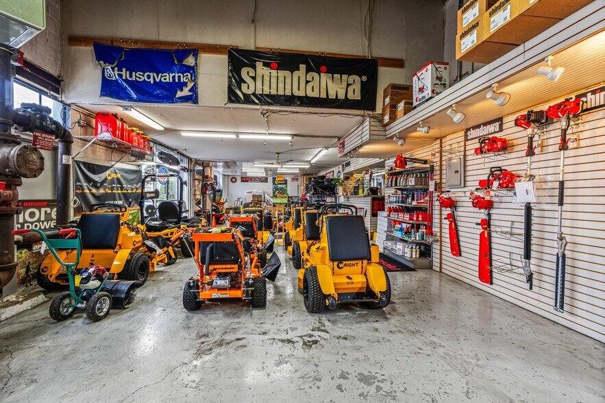 More Photos Of 75 Windsor Ave, Mineola Warehouse For Sale