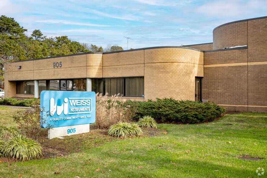 More Photos Of 905 Waverly Ave, Holtsville Warehouse For Sale