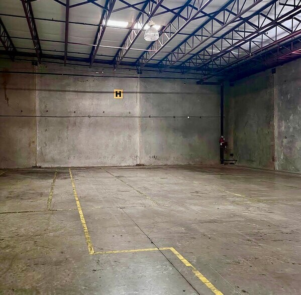 More Photos Of 806 Hallmark Dr, Laredo Warehouse For Lease