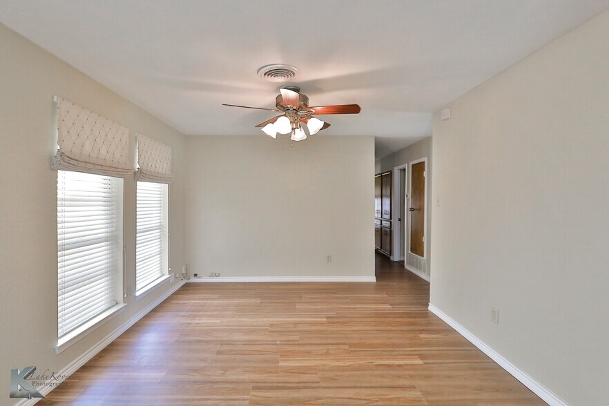 More Photos Of 2810 S 27th St, Abilene Office For Sale