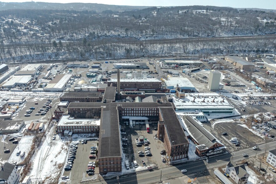 More Photos Of 280 Chase River Rd, Waterbury Truck Terminal For Lease