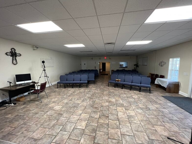 More Photos Of 6310 Blanding Blvd, Jacksonville Showroom For Lease