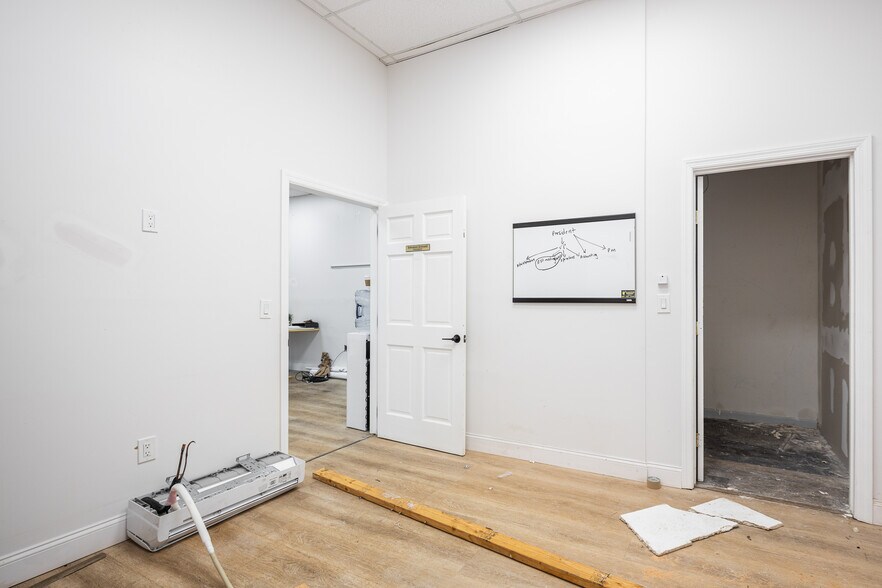 More Photos Of 385 Sheffield Ave, West Babylon Flex For Lease