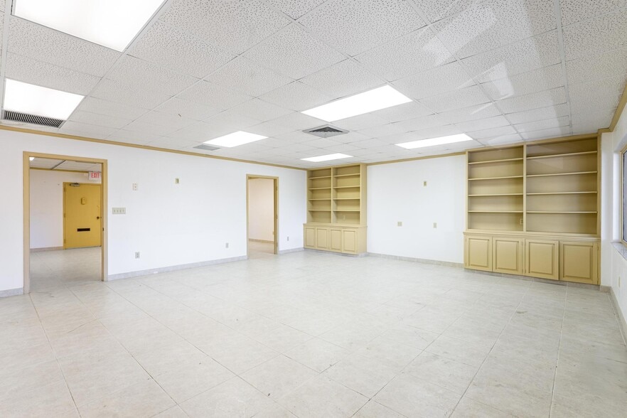 More Photos Of 7480 Fairway Dr, Miami Lakes Medical For Lease