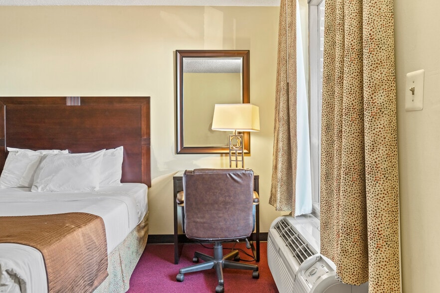 More Photos Of 30 Colonial Ave, Colonial Beach Hotel For Sale