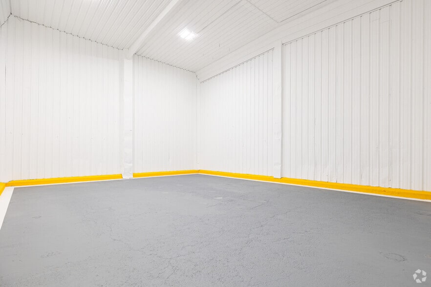 More Photos Of 4206 Mercantile Ave, Naples Distribution For Lease