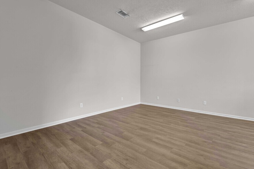 More Photos Of 1522 Sam Houston St, Liberty Office For Sale