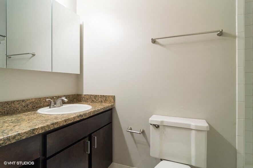 More Photos Of 2300 N Clark St, Chicago Apartments For Lease