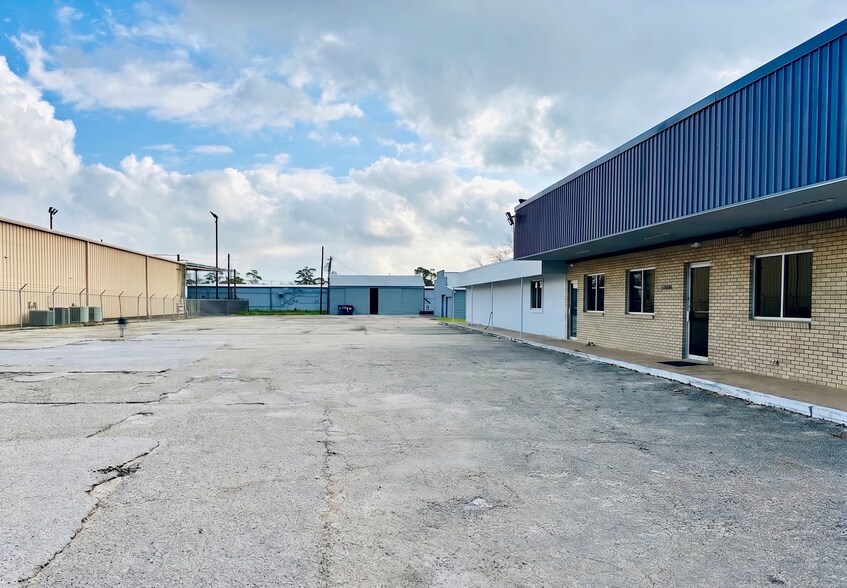 More Photos Of 1534 Campbell Rd, Houston Light Distribution For Lease