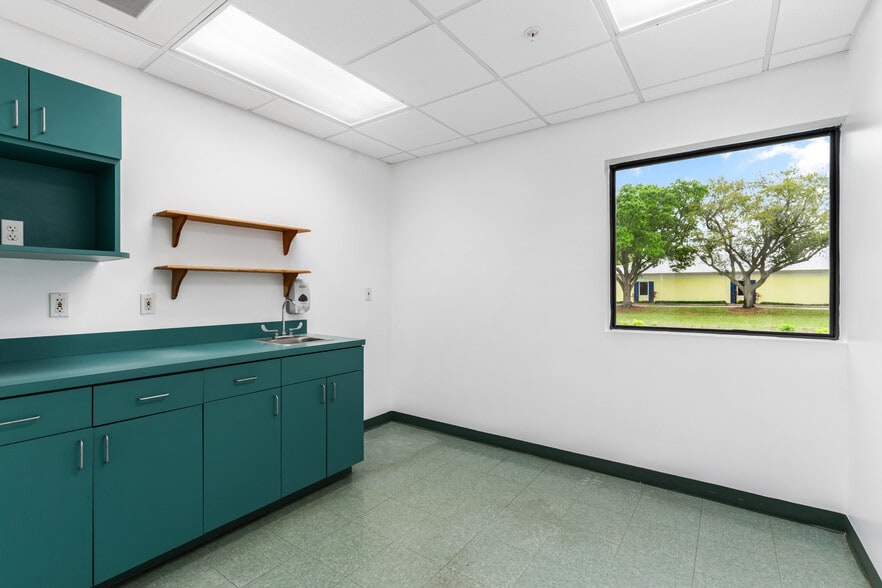More Photos Of 845 37th Pl, Vero Beach Medical For Sale