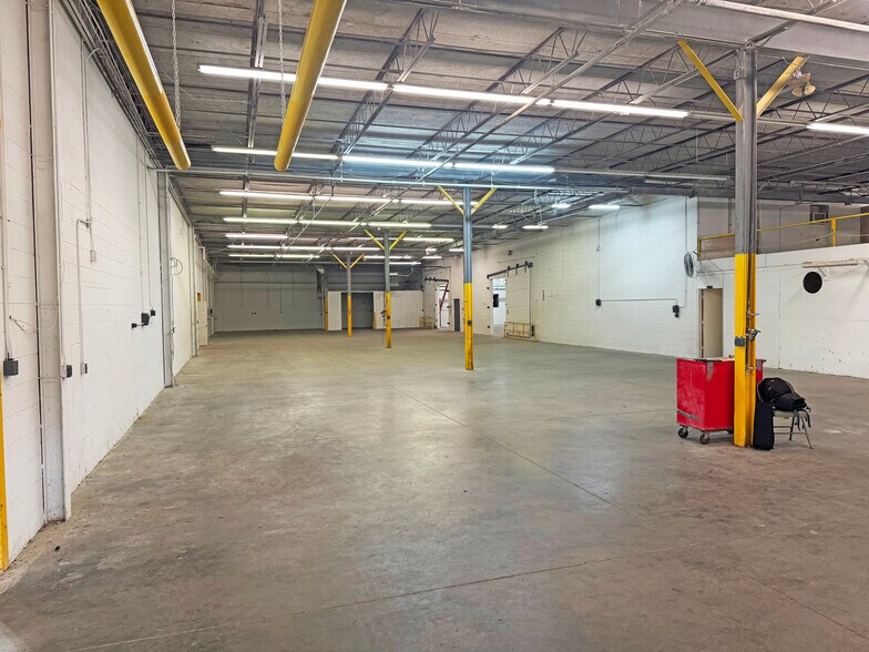 More Photos Of 2371 N Rainbow Dr, Warsaw Warehouse For Lease