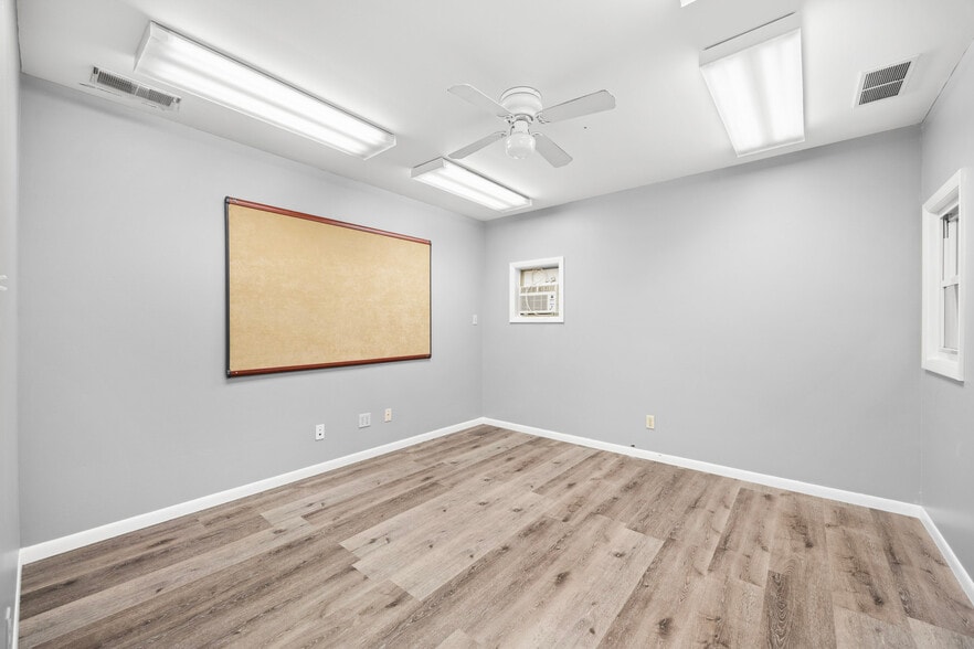 More Photos Of 1005 Geneva St, Shorewood Warehouse For Lease