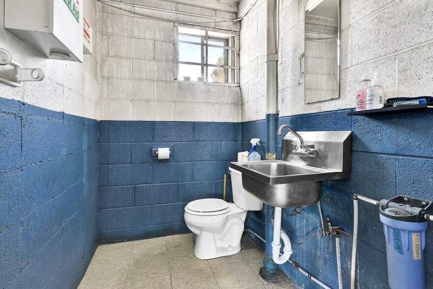 More Photos Of 30 S Latah St, Boise Auto Repair For Sale