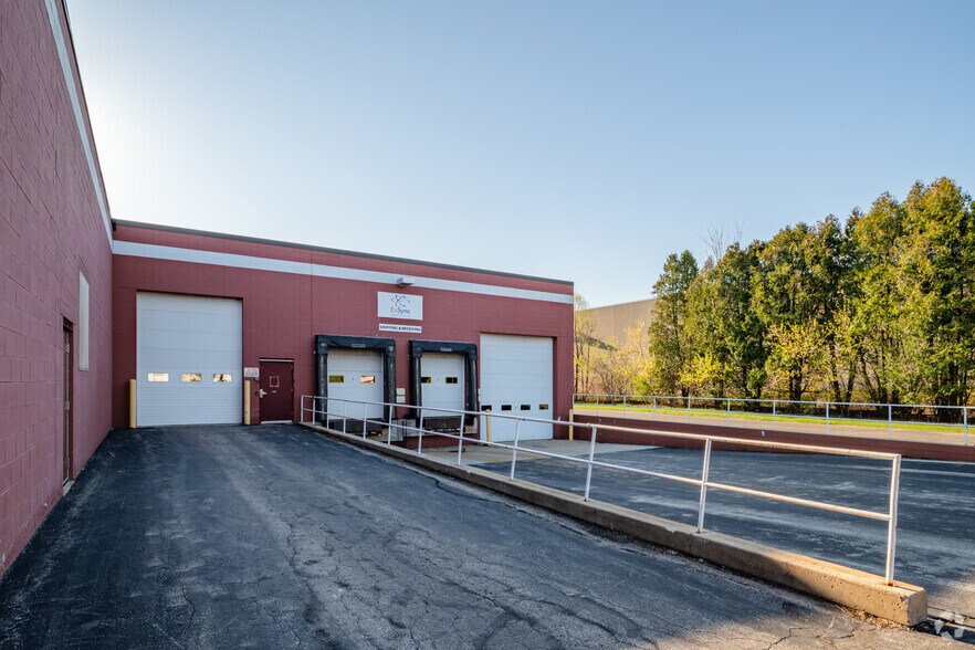 More Photos Of N88 W13901 Main St, Menomonee Falls Service For Lease