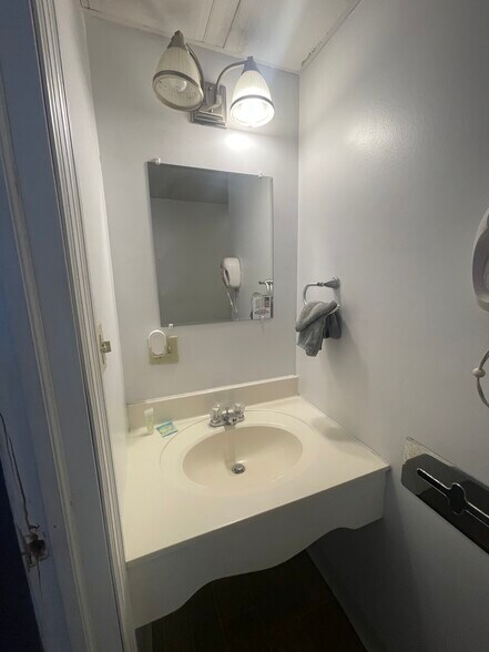 More Photos Of 11979 William Penn Hwy, Huntingdon Hotel For Sale