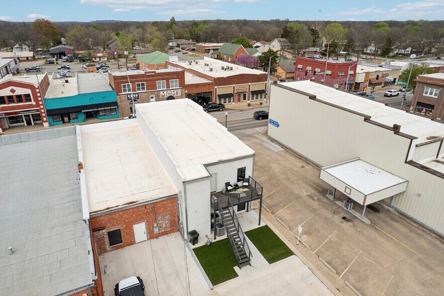 More Photos Of 216 E Rogers Blvd, Skiatook Storefront Retail Office For Sale