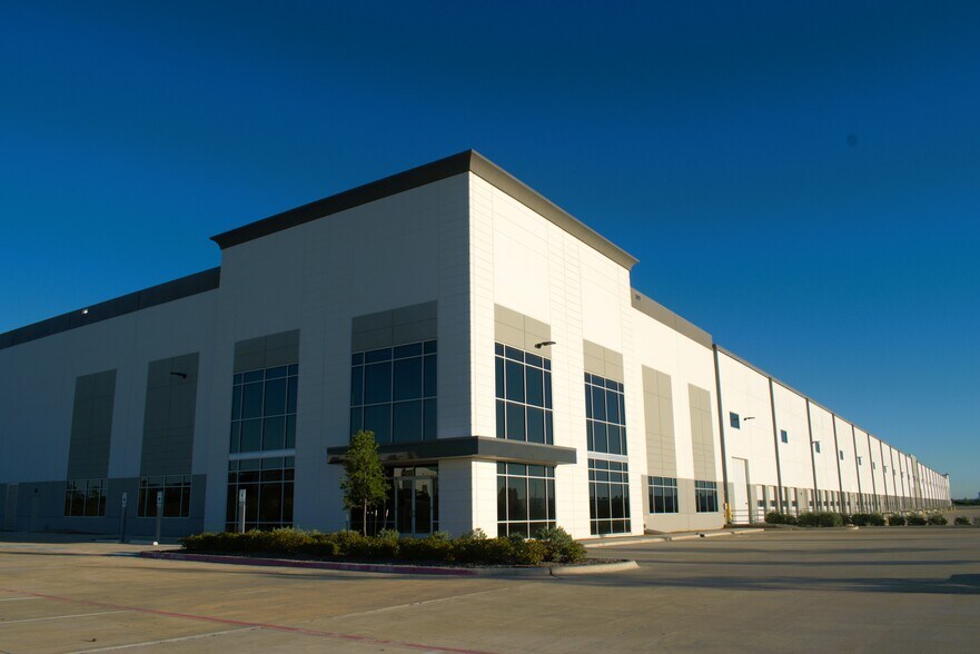 More Photos Of 9401 Hemphill St, Fort Worth Warehouse For Lease