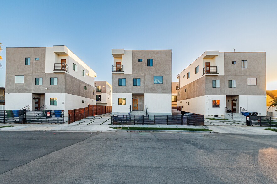 More Photos Of 4842 W 17th St, Los Angeles Apartments For Sale