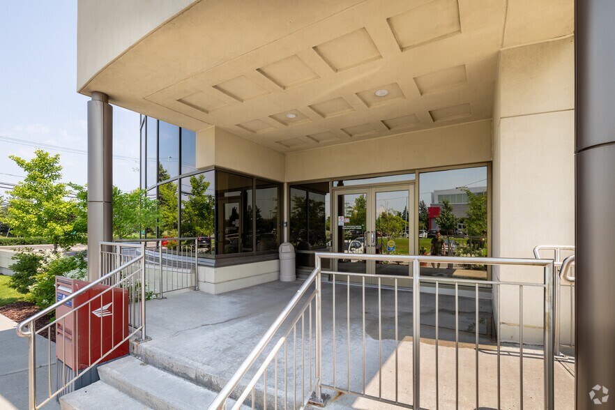 More Photos Of 1550 Rue Ampère, Boucherville Unknown For Lease