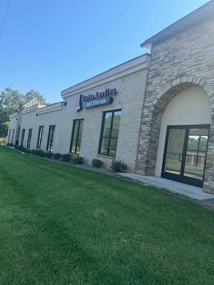 More Photos Of 14936 Brown Mill Rd, Huntersville Self Storage For Lease