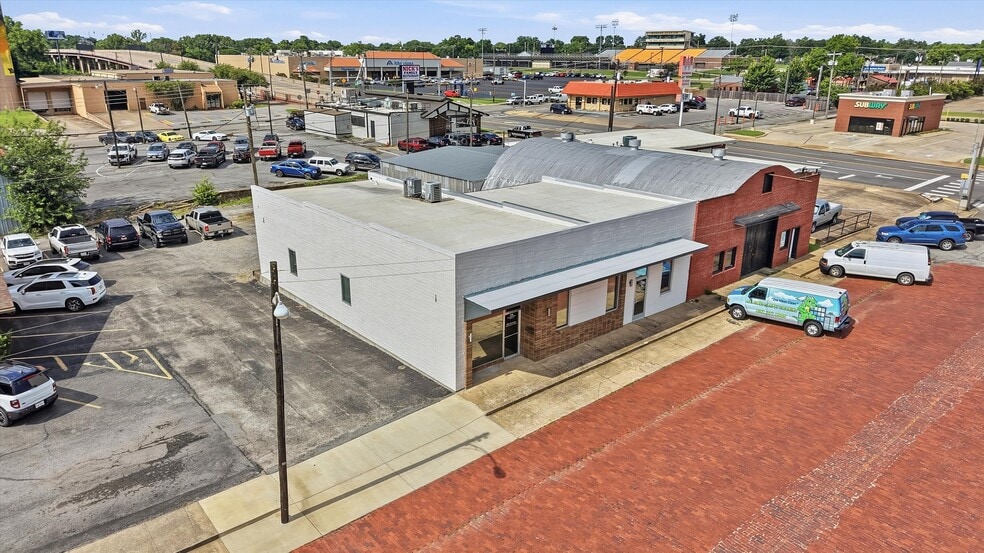 More Photos Of 118 W Chestnut St, Denison Office For Sale