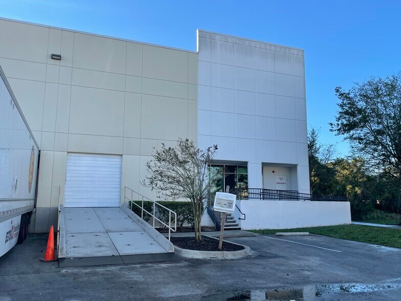 More Photos Of 1700 35th St, Orlando Warehouse For Lease